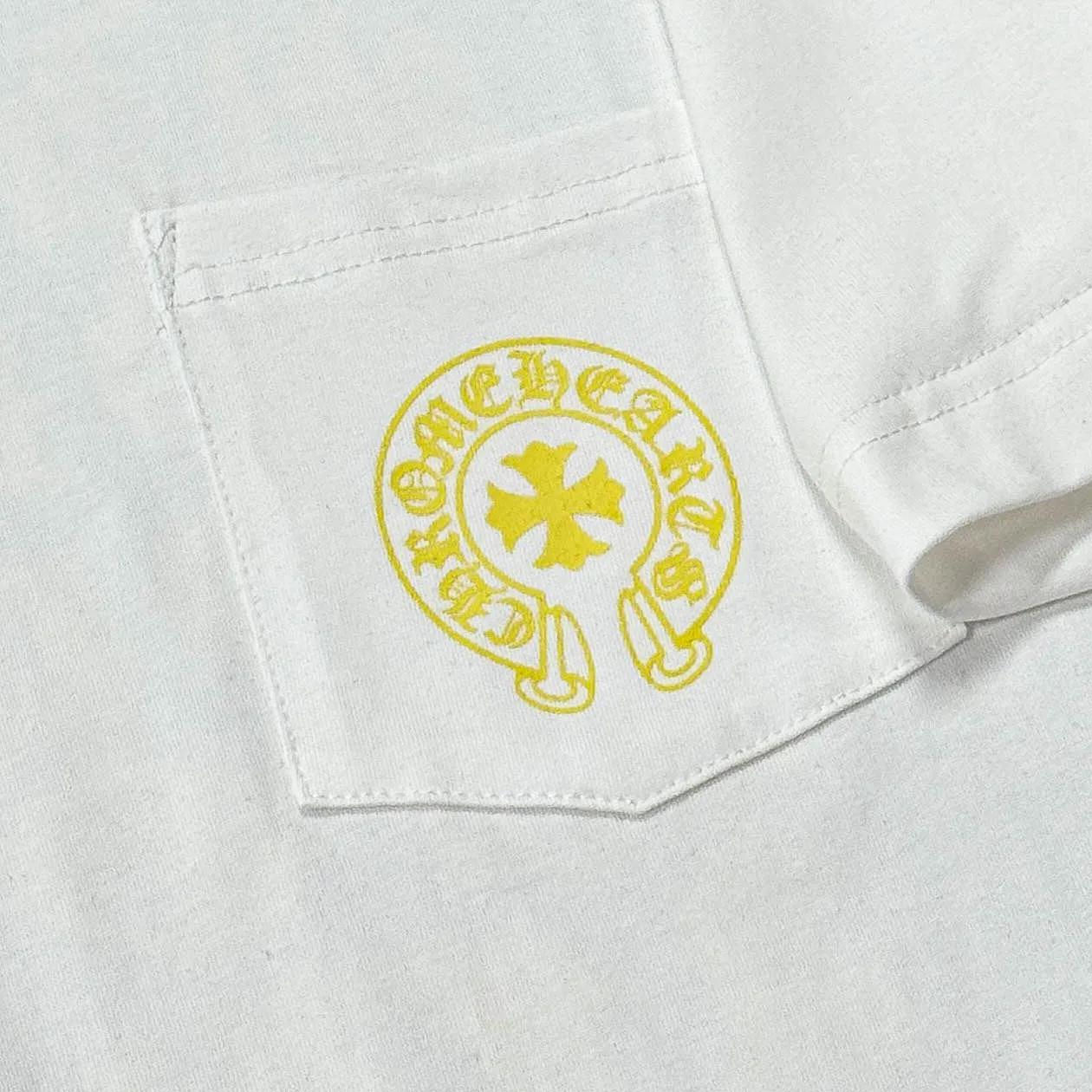 P170 Chrome Hearts Chrome Hearts 25 high-end versions. The fabric is made of 300 grams of high-density pure cotton. It does not deform or shrink. It has three labels. It is the same style for men and women. Technology: Digital printing. Color: White. Black. SIZE: S-XL.